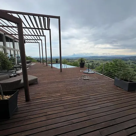 Les Hauts D'avignon Guest house