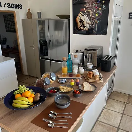 بيت ضيافة Les Hauts D'avignon روشيفورْ دو جارْ