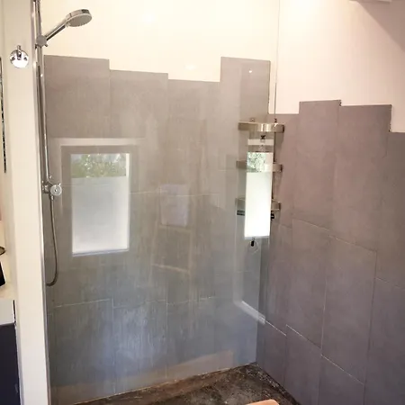 بيت ضيافة Les Hauts D'avignon روشيفورْ دو جارْ