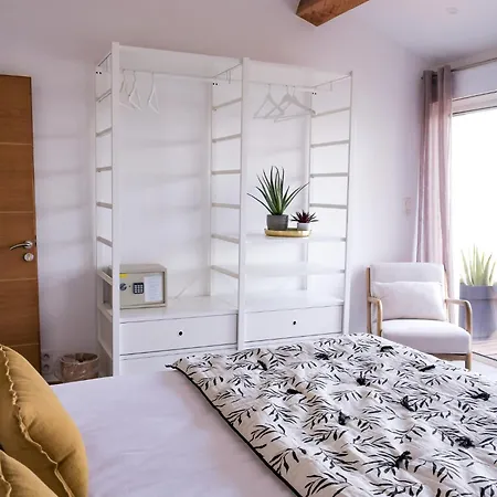 بيت ضيافة Les Hauts D'avignon روشيفورْ دو جارْ