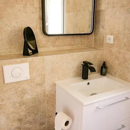 بيت ضيافة Les Hauts D'avignon روشيفورْ دو جارْ